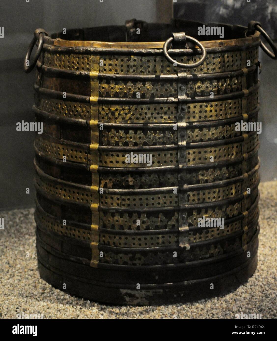 Eimer von Eibe Holz, mit Messing und Eisen Dekoration. Im Inneren fanden  sie eine Holz- kelle und 6 oder 7 wilde pfel. Im Grab des Oseberg-schiff  gefunden. 9. Jahrhundert. Wikingerschiffmuseum. Oslo. Norwegen