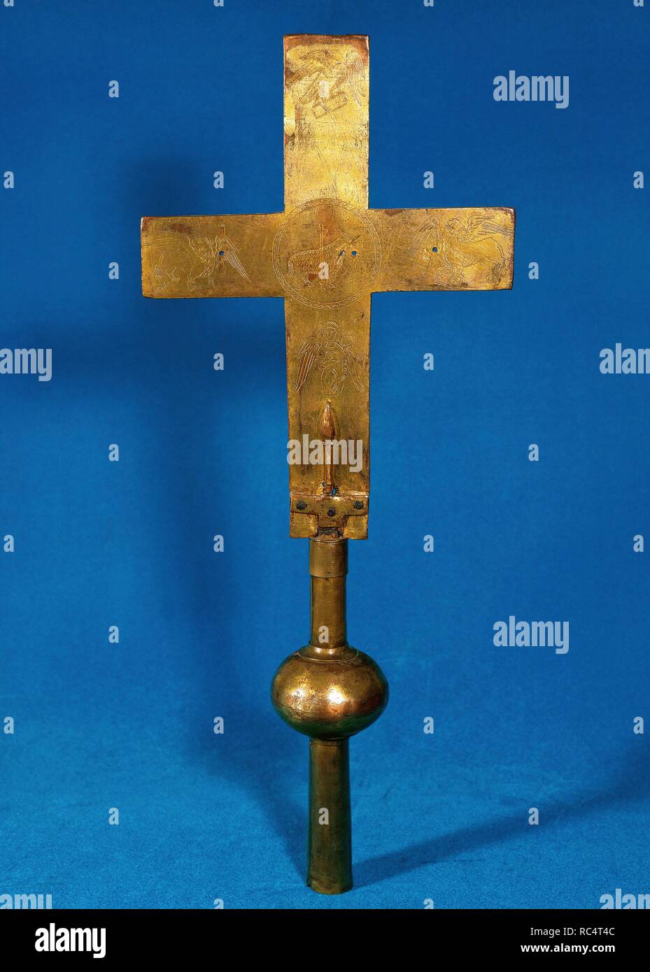 Romanische Kunst Vortragekreuz. Kupfer mit vergoldeten bleibt und Epigraphik. Limoges. 13. Jahrhundert. Zurück. Agnus und Tetramorph. Schatz der Seu de Tarragona, Katalonien, Spanien. Stockfoto