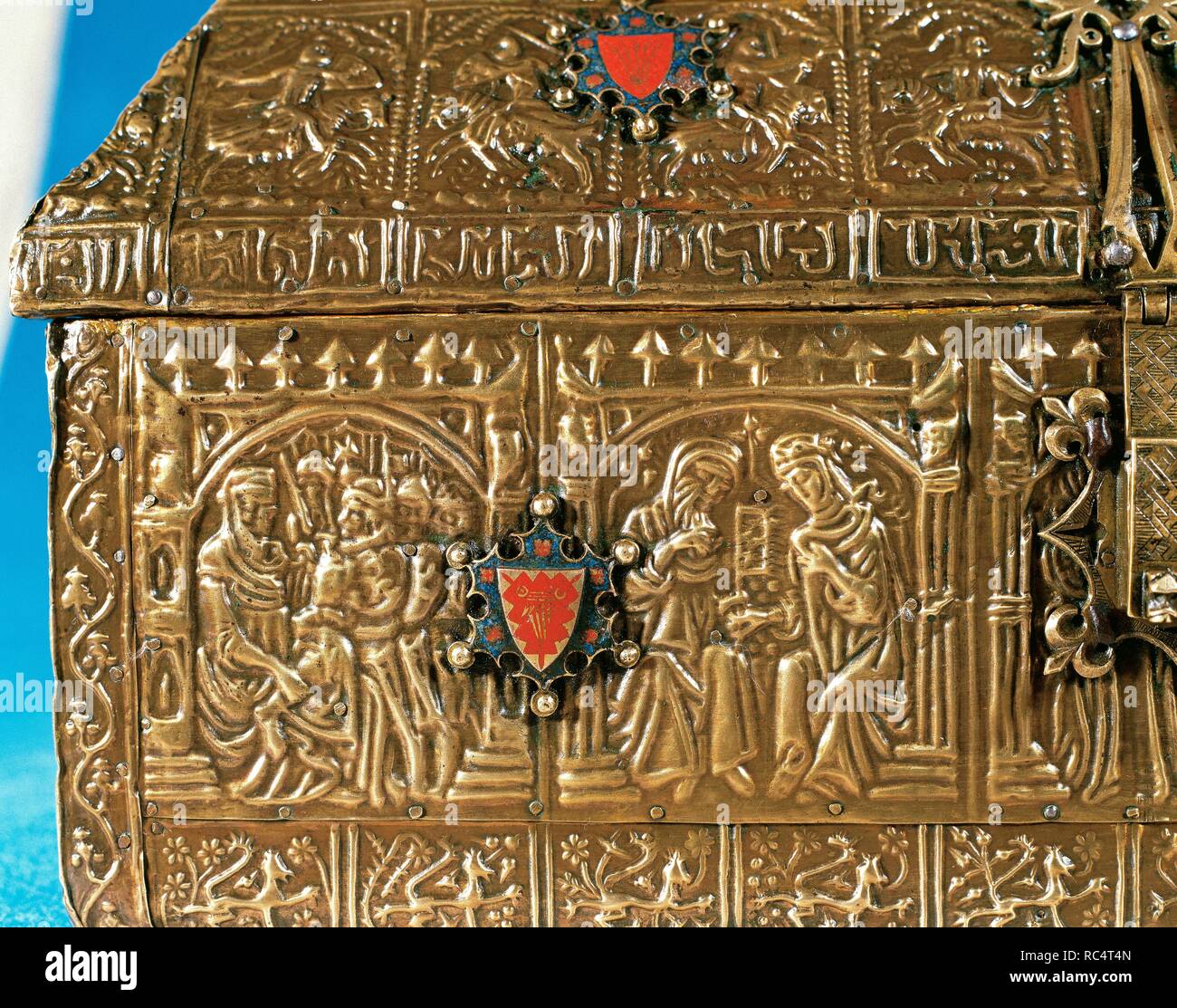 Truhe Messing eingeprägt auf Holz- Blatt und Bronze und Emaille ergänzt. Hispanic-Arab Werkstatt. 14. Jahrhundert. Alcover, Spanien. Stockfoto
