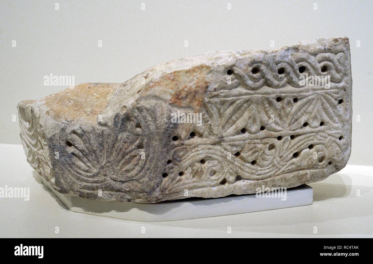 Fragment der Kämpfer. Ersten Hälfte des 12. Jahrhunderts. Marmor. Romanesque Art. Anonym. Aus dem Norden von Katalonien, wahrscheinlich Roussillion. Nationalen Kunstmuseum von Katalonien. Barcelona. Katalonien. Spanien. Stockfoto