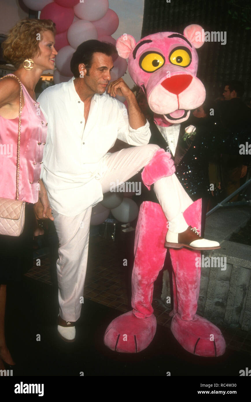 WESTWOOD, CA - 26. August: Schauspieler Robert Davi und Frau Christine Polstern sorgen" Der Sohn der Pink Panther' Premiere am 26 August, 1993 t Avco Center Kinos in Westwood, Kalifornien. Foto von Barry King/Alamy Stock Foto Stockfoto