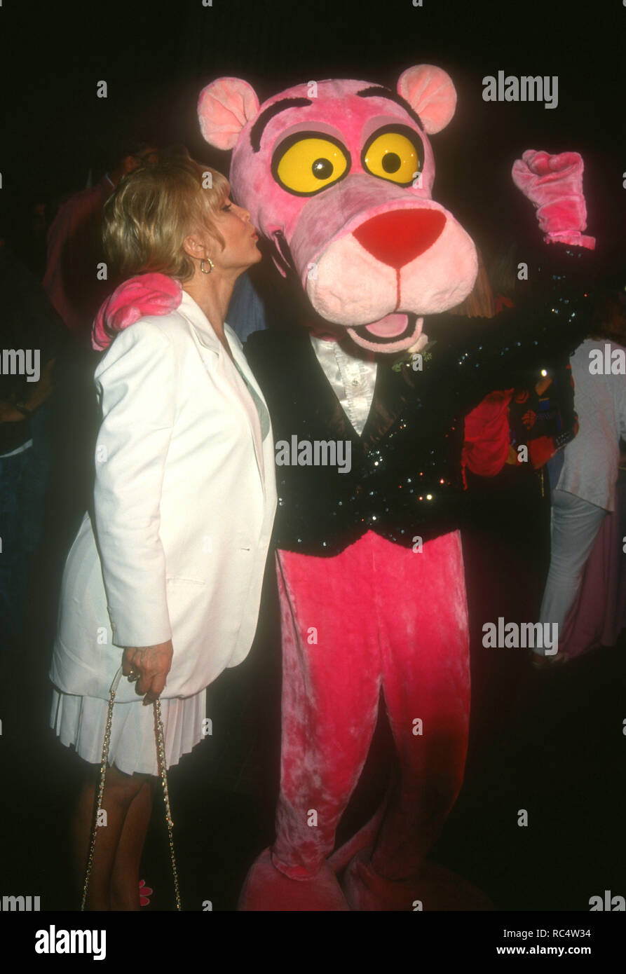WESTWOOD, CA - 26. August: Schauspielerin Barbara Eden besucht "Der Sohn der Pink Panther' Premiere am 26 August, 1993 t Avco Center Kinos in Westwood, Kalifornien. Foto von Barry King/Alamy Stock Foto Stockfoto