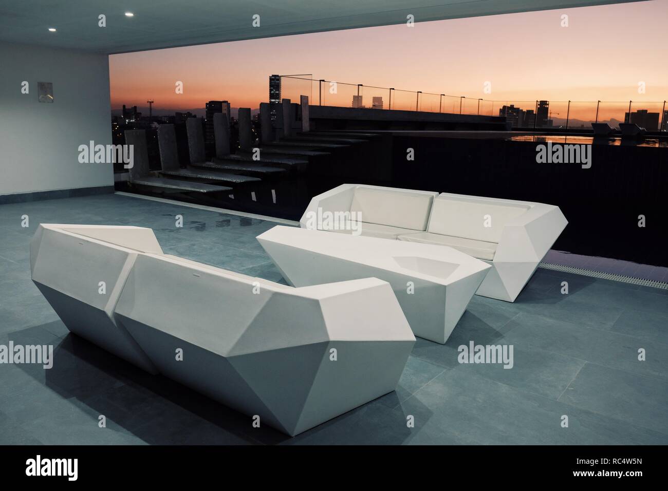 Santa Cruz, Bolivien - Sept. 5 2018: Dachterrasse und Bar bei Sonnenuntergang Dämmerung mit eine schöne flache Wasser, Pool und eine hervorragende Nacht Stadtbild Stockfoto