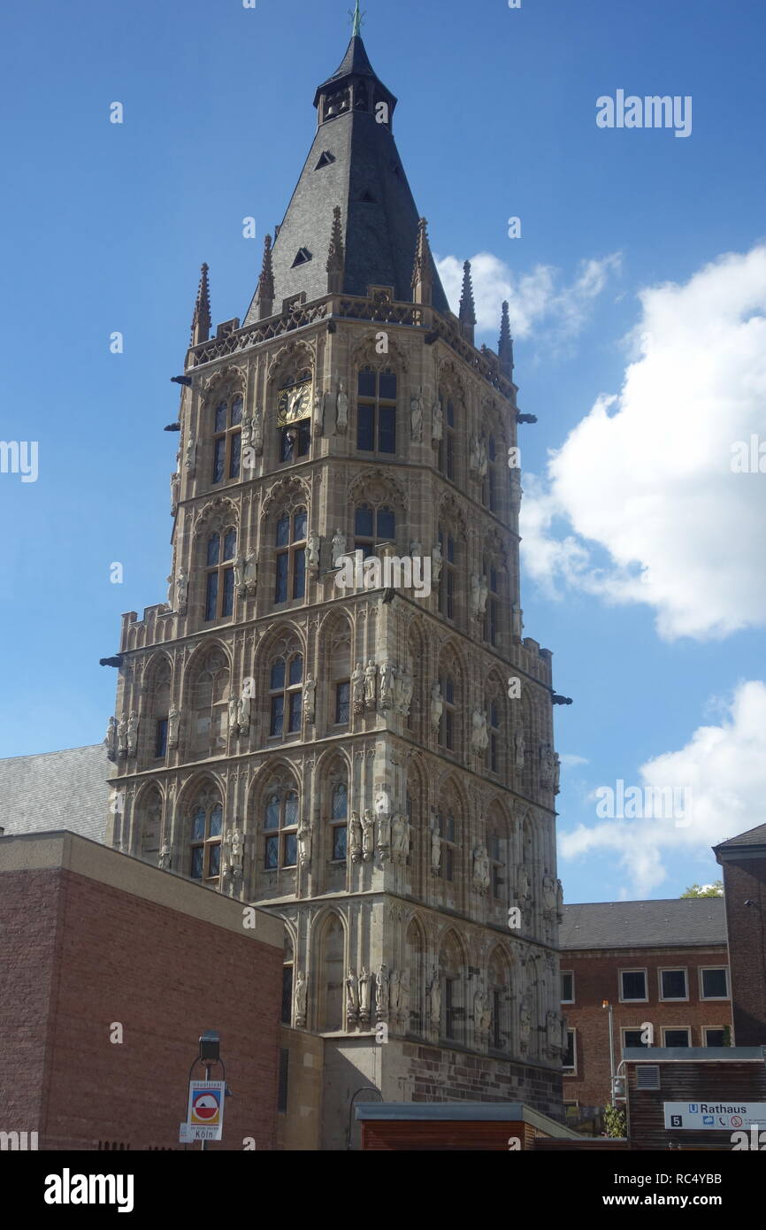 Der Turm des historischen Kölner Rathaus, als vom Alten Markt gesehen. Der Turm erreicht eine Höhe von 61 Metern und wurde in 1414 abgeschlossen. Stockfoto