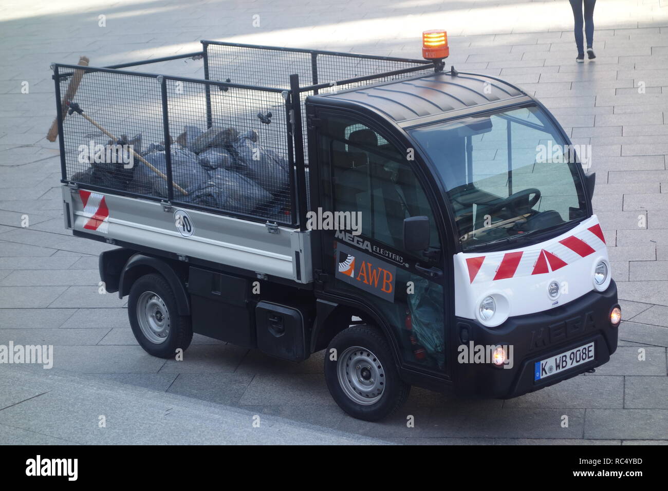 Eine kleine AWB öffentlichen bin van Entleerung in Köln mit vollen Mülltüten geladen. Stockfoto