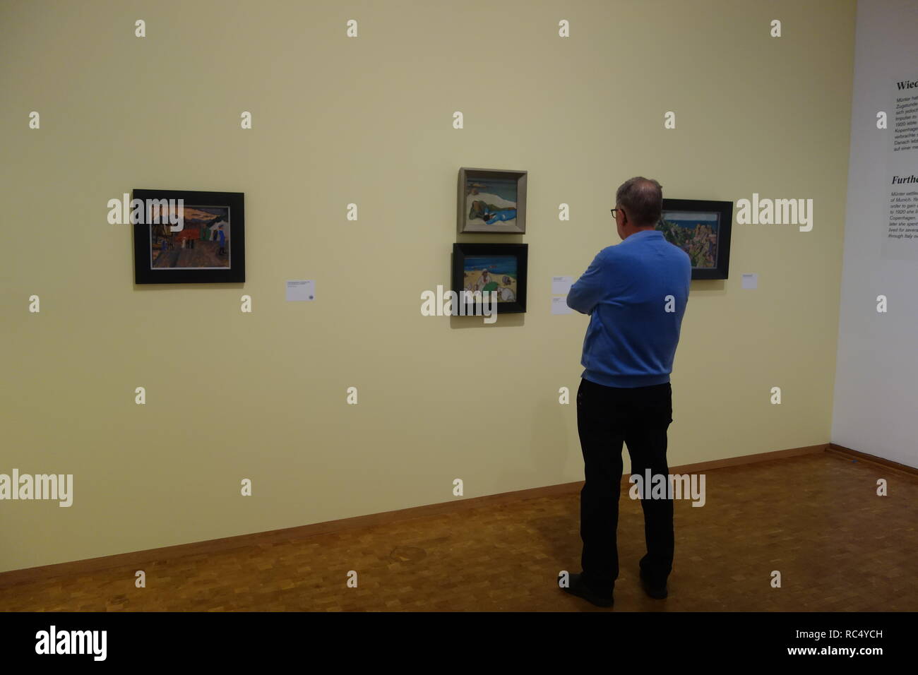 Ein Mann Ansichten Gemälde im Museum Ludwig, eine Galerie für moderne Kunst in Köln. Stockfoto