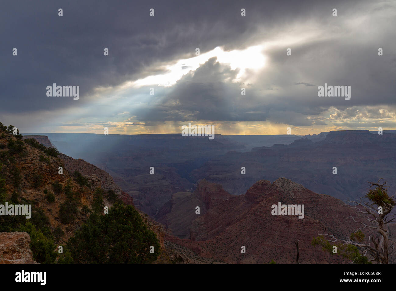 Dramatische Sicht zu schließen, um den Sonnenuntergang über dem Grand Canyon von Desert View Watchtower, Arizona, United States gesehen. Stockfoto