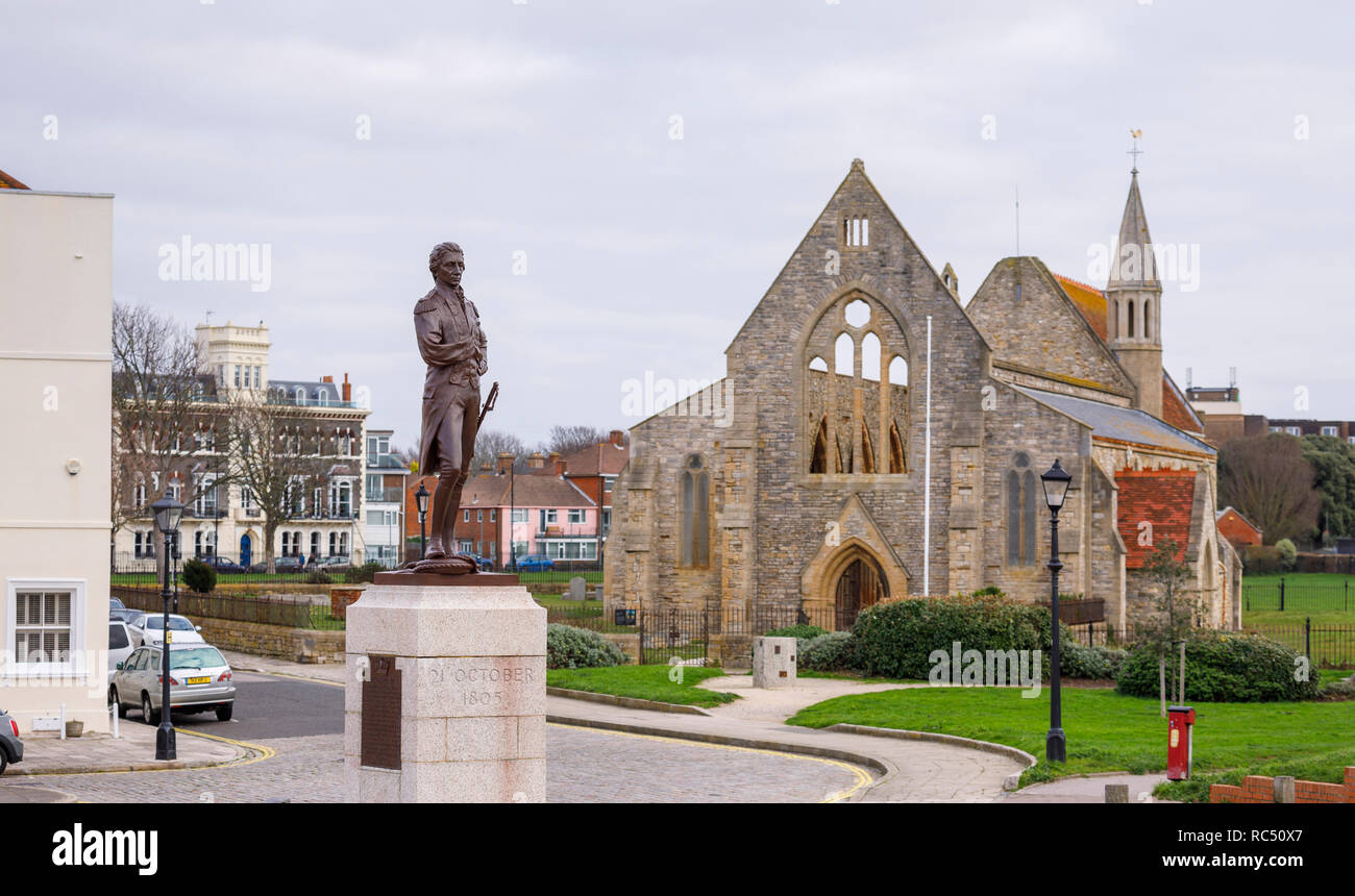 Statue von Admiral Lord Horatio Nelson, der Held der Schlacht von Trafalgar, die von der Königlichen Wache Kirche Ruinen, Portsmouth, Hants, Südküste England, Großbritannien Stockfoto