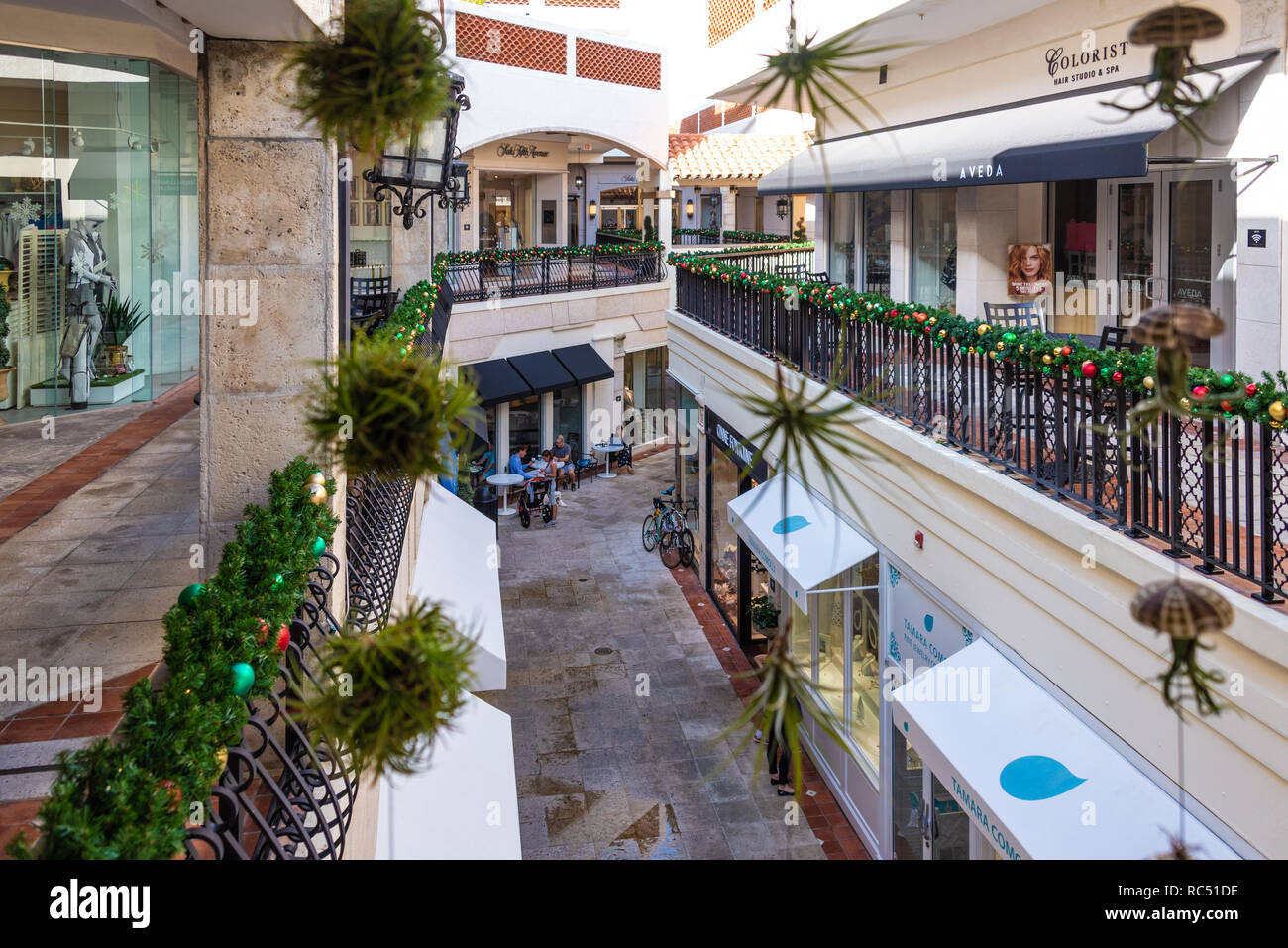 Beginnen Sie den Tag mit Starbucks Kaffee an der Esplanade luxus Einkaufszentrum an der weltbekannten Worth Avenue in Palm Beach, Florida. (USA) Stockfoto
