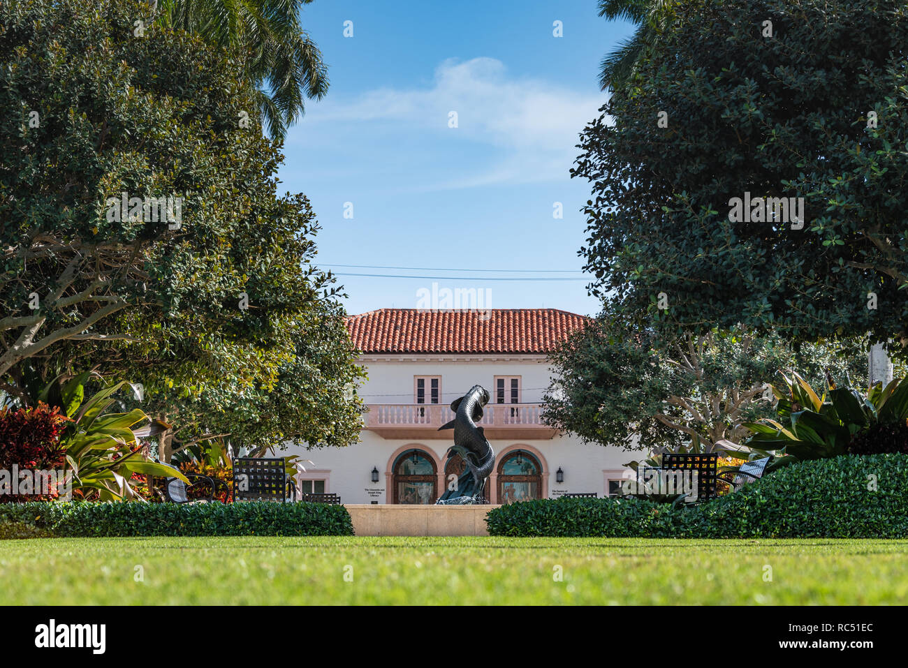 Innenhof von Palm Beach, Florida's Gesellschaft der vier künste mit Gioconda und Joseph König Bibliothek im Hintergrund. (USA) Stockfoto