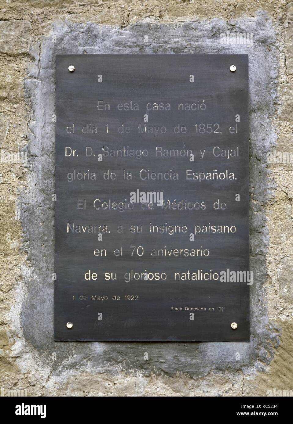 Santiago Ramón y Cajal (Petilla de Aragón, 1852 - Madrid, 1934). Spanisch Neurowissenschaftler. Nobelpreis im Jahr 1906. Gedenktafel anlässlich des siebzigsten Jubiläum von seinem Geburtstag. Fassade von seinem Geburtsort. Petilla de Aragón, Navarra, Spanien. Stockfoto