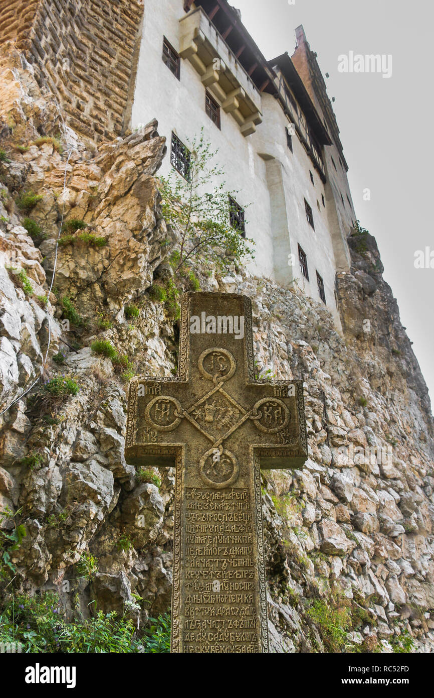 Bran, Rumänien - 2013: steinernes Kreuz an der Gärten von Schloss Bran Stockfoto