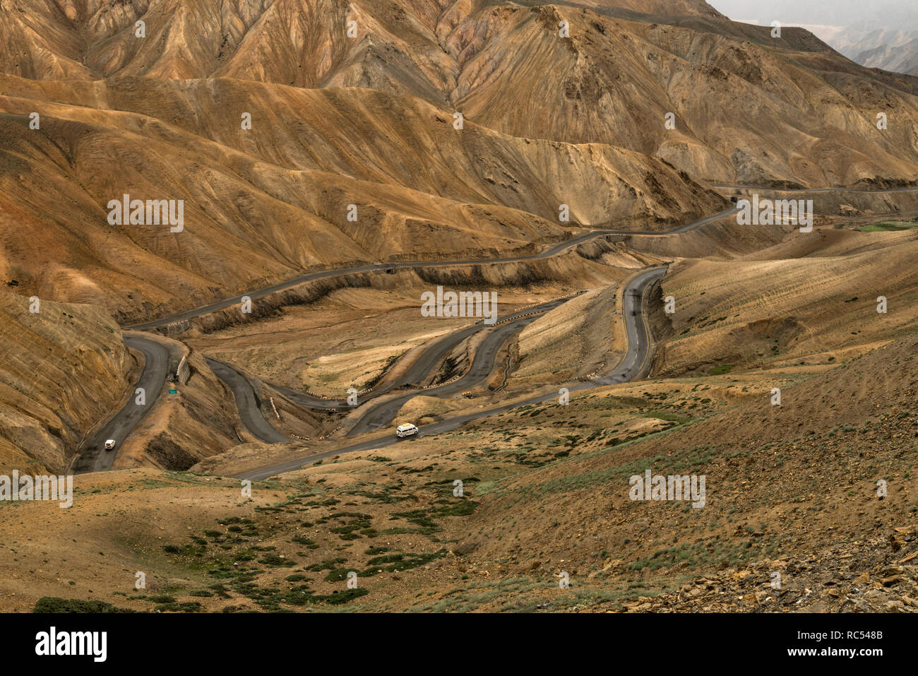 Kurvenreiche Straße, Teil der Leh-Manali Highway, Lamayuru, Ladakh, Jammu und Kaschmir, Indien Stockfoto