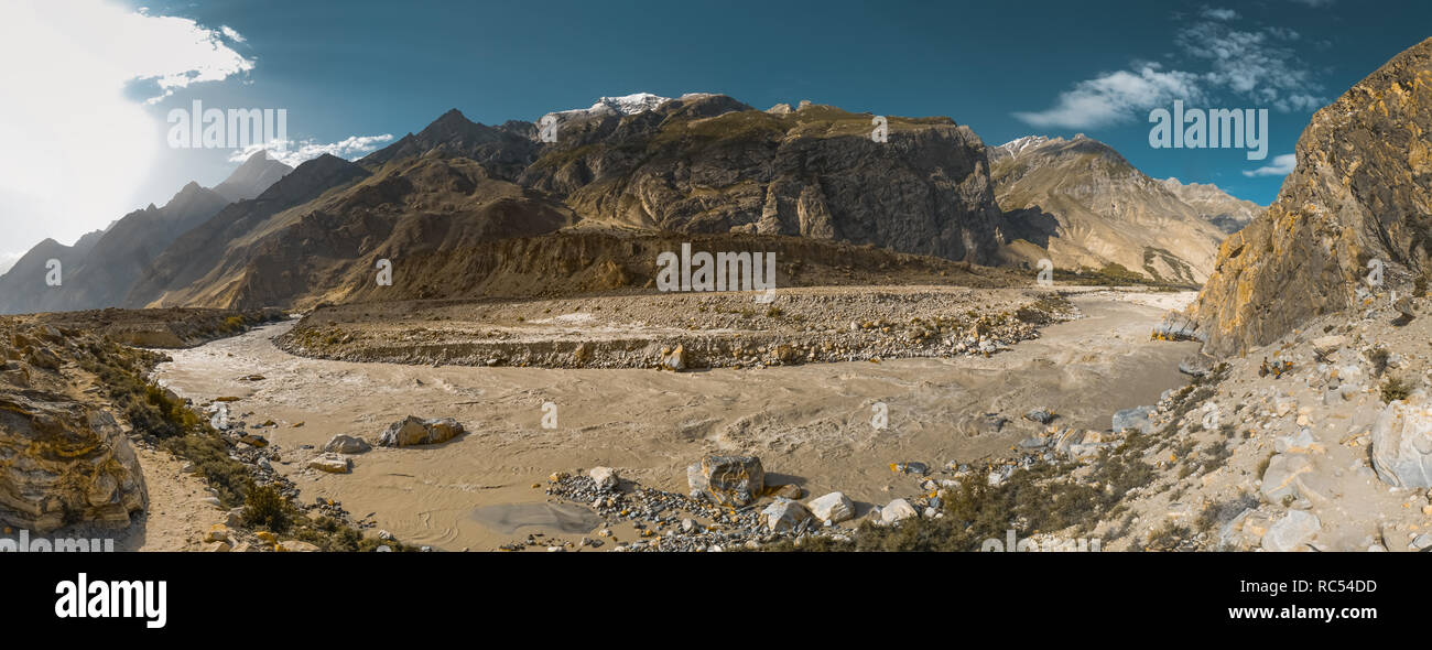 Malerische Aussicht Berg Fluss im Tal von Karakorum-gebirge an einem sonnigen Tag. Stockfoto