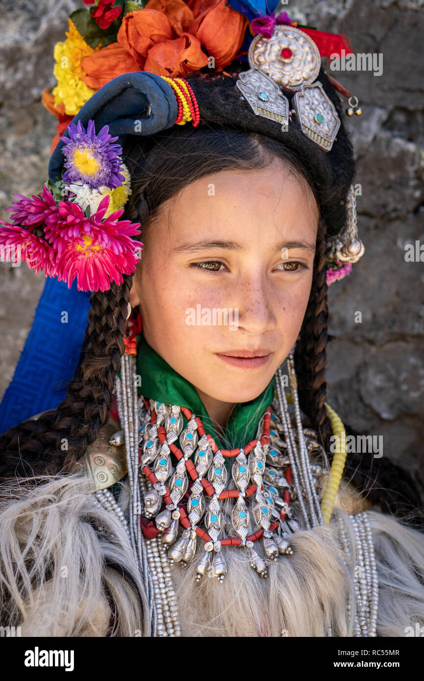 Ladakh, Indien - 29. August 2018: Portrait eines einheimischen Mädchen in Tracht in Ladakh, Indien. Illustrative Editorial. Stockfoto