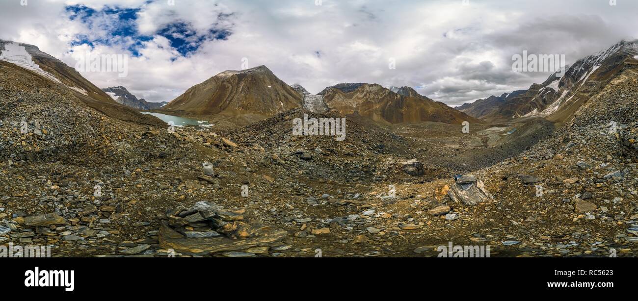 Malerischer Blick auf einen majestätischen Urstromtal in Kaschmir Berge in Indien. Stockfoto