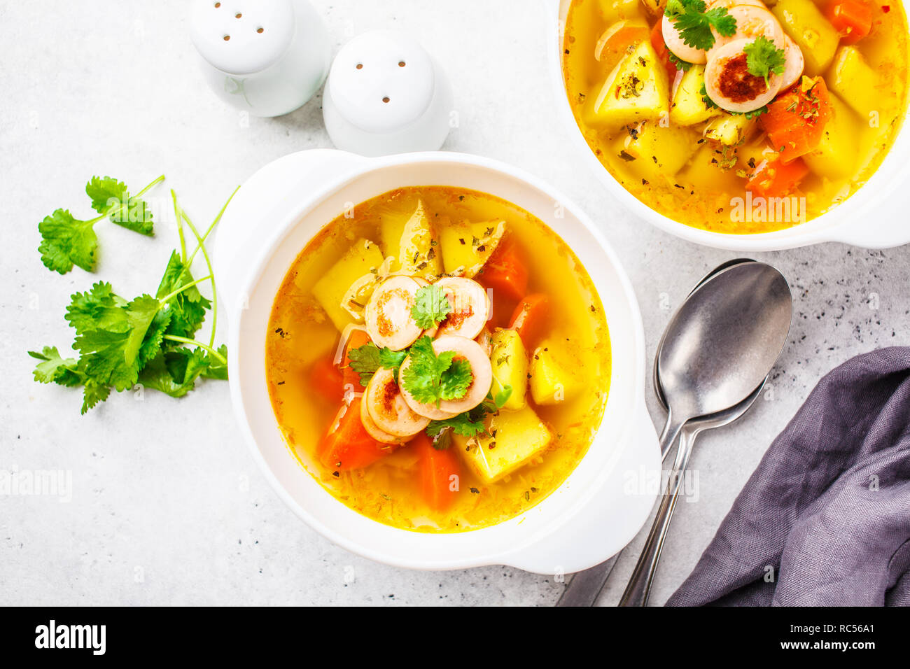 Deutsche Kartoffelsuppe mit Würstchen und Gemüse in weißen ... Deutsche Kartoffelsuppe mit Würstchen und Gemüse in weißen ...