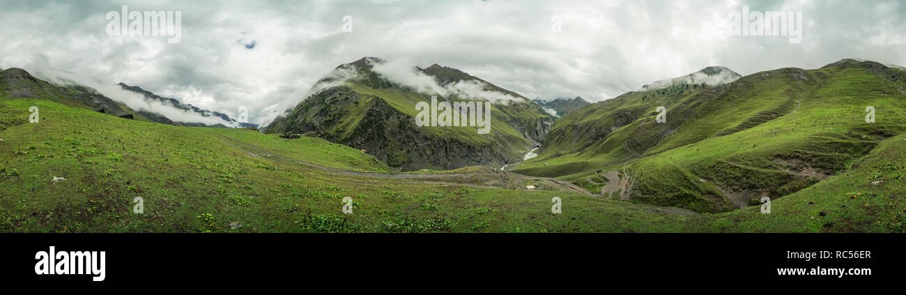 Malerischer Blick auf grüne Pisten von Kaschmir Berge in Indien an bewölkten Tag. Stockfoto