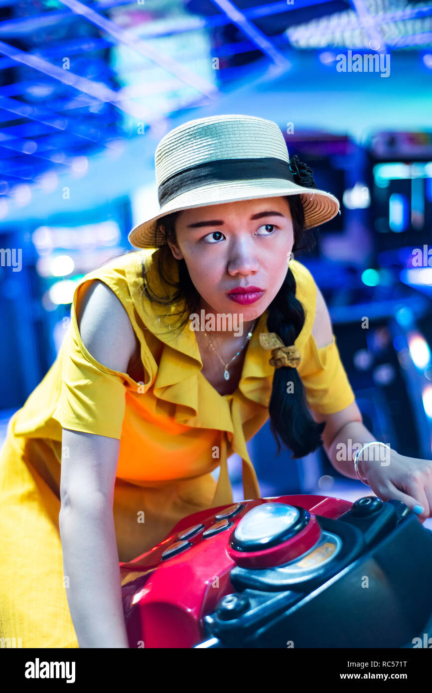 Mädchen spielen Spiele arcade Entertainment Center Stockfoto