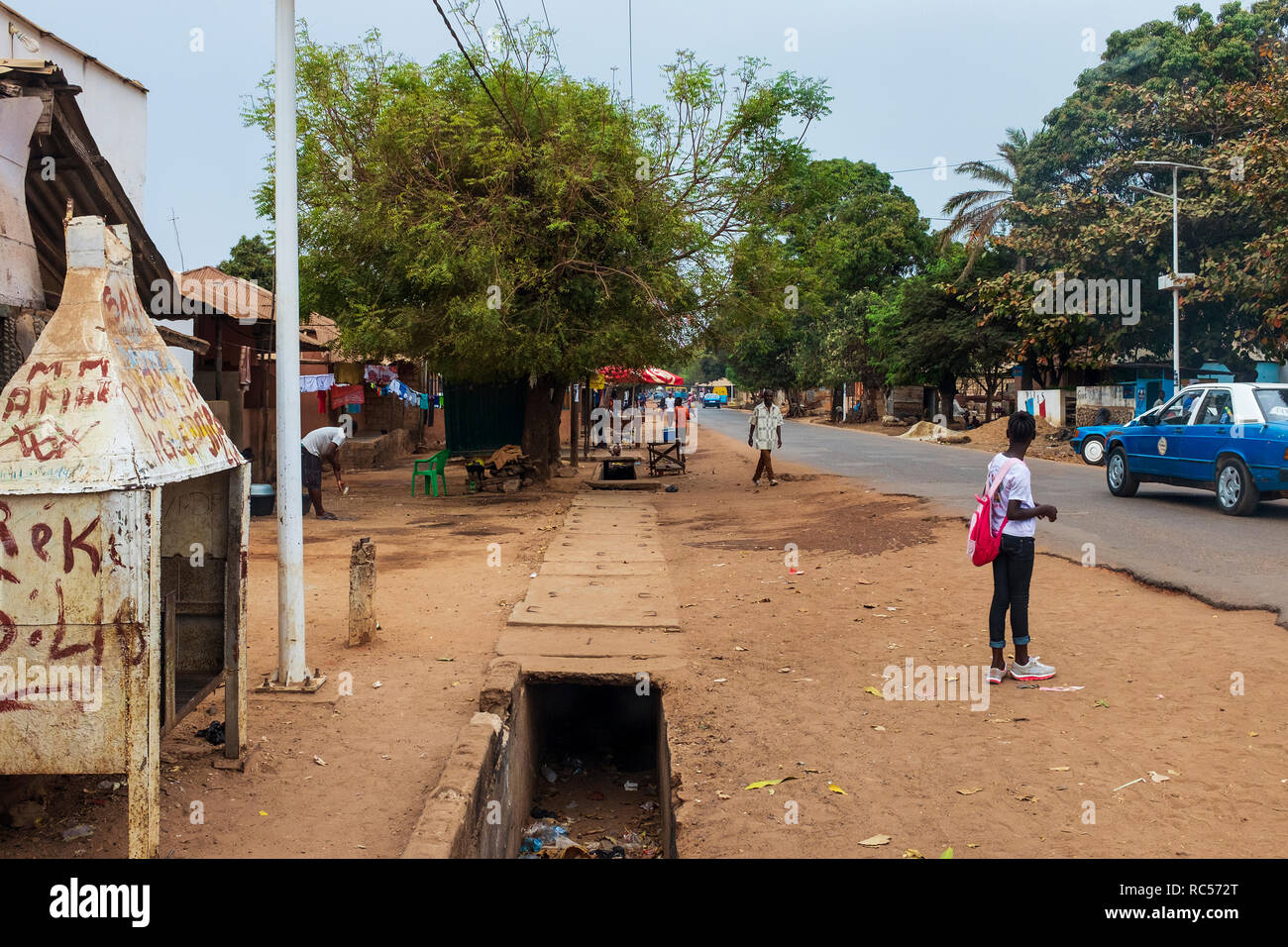 Bissau, Republik Guinea-Bissau - Februar 6, 2018: Street Scene am Missira Nachbarschaft, mit Menschen auf der Straße, in der Stadt von Bissau, Guinea Stockfoto