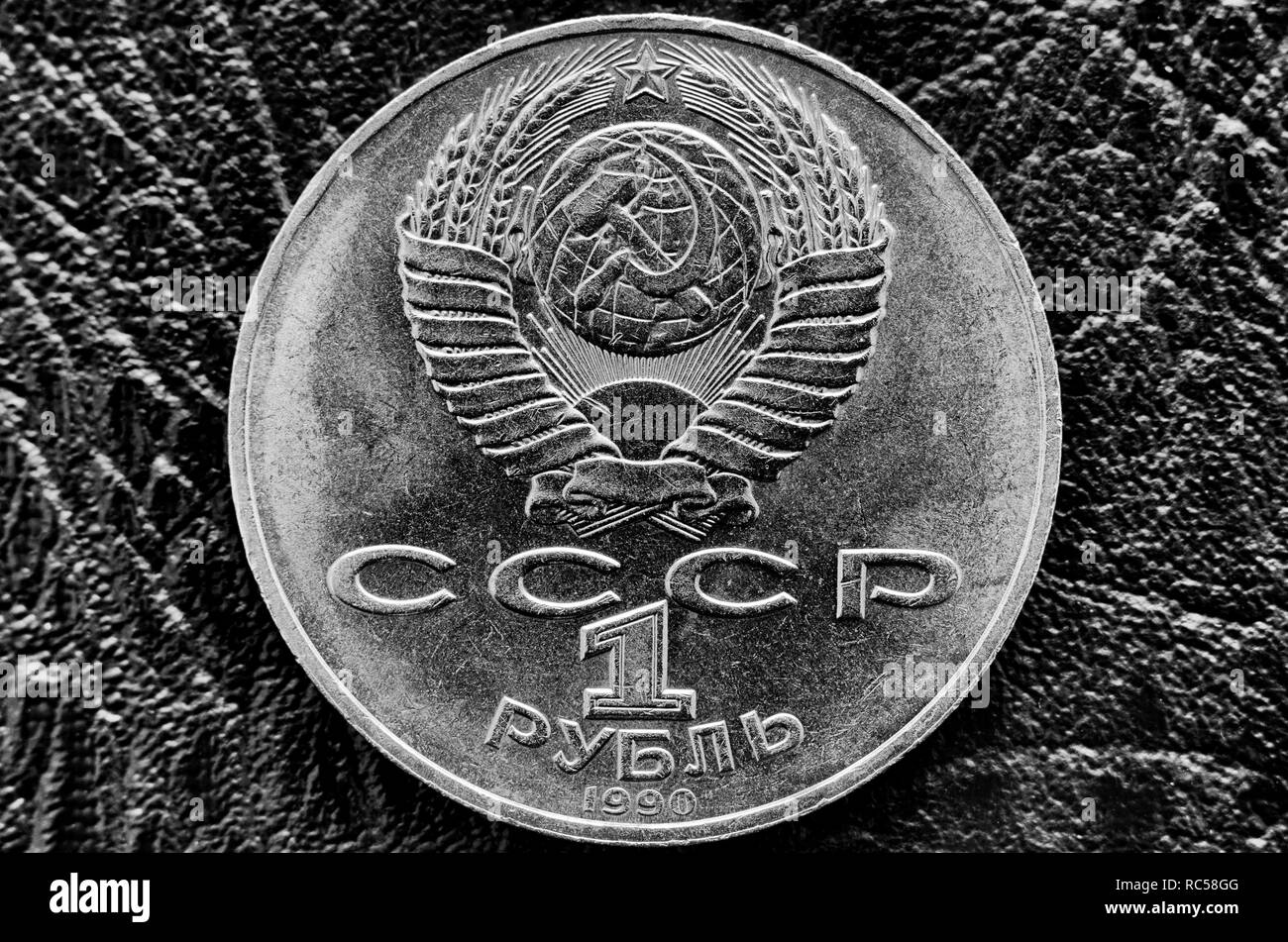 Sowjetische Rubel mit dem Emblem der Sowjetunion und der Inschrift in einem Russischen "Rubel" und "UDSSR" in Schwarz und Weiß Stilisierung Stockfoto