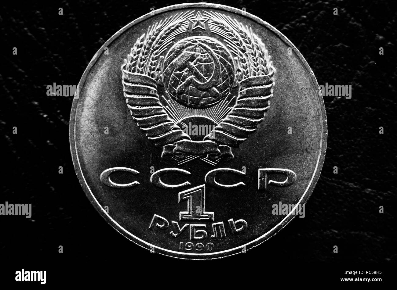 Sowjetische Rubel mit dem Emblem der Sowjetunion und der Inschrift in einem Russischen "Rubel" und "UDSSR" in Schwarz und Weiß Stilisierung Stockfoto