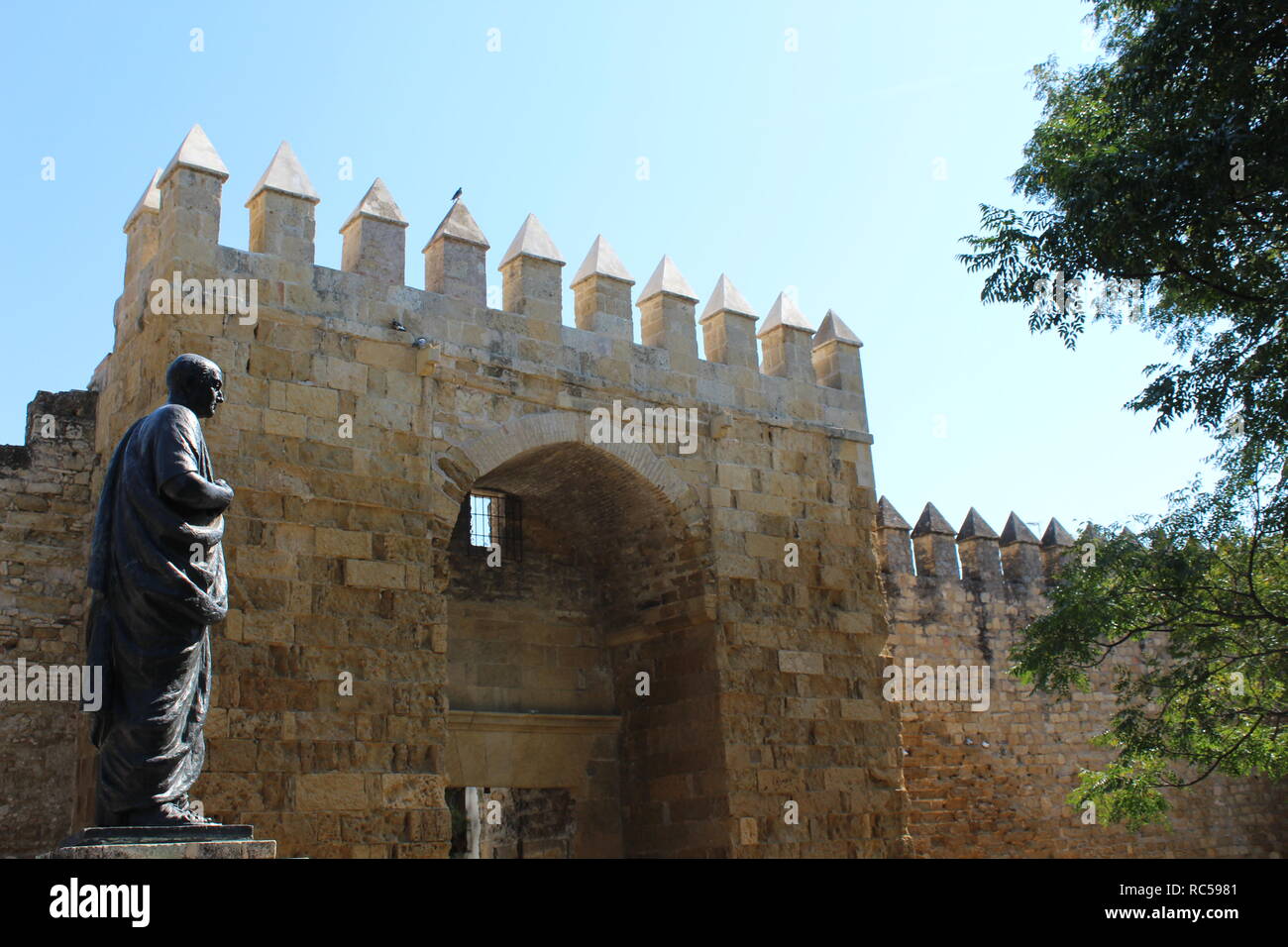 Ein Tor der Stadtmauern der Altstadt von Córdoba Stadt neben einer Statue Stockfoto
