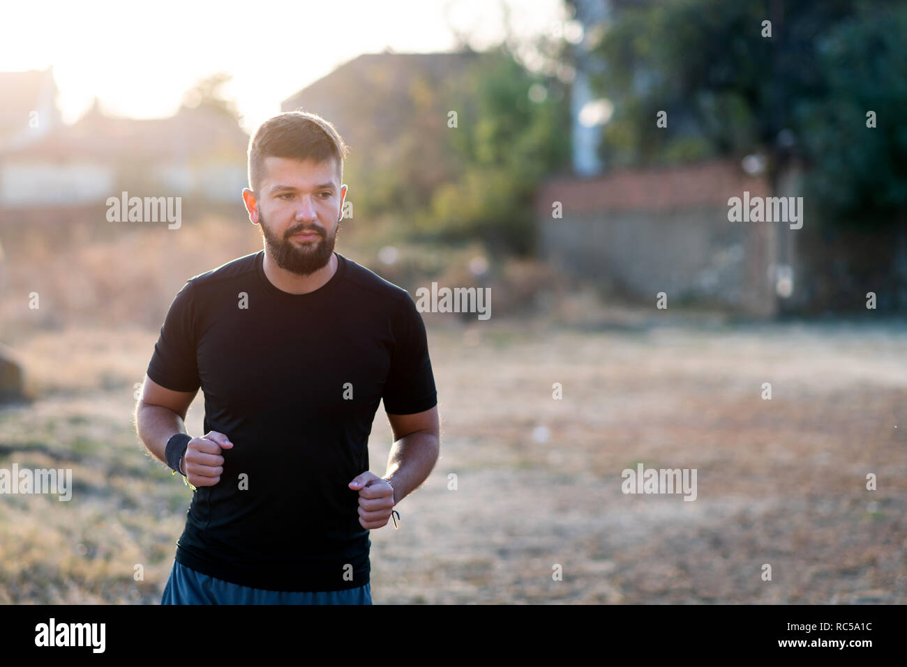 Mann laufen im Park bei Sonnenuntergang Stockfoto