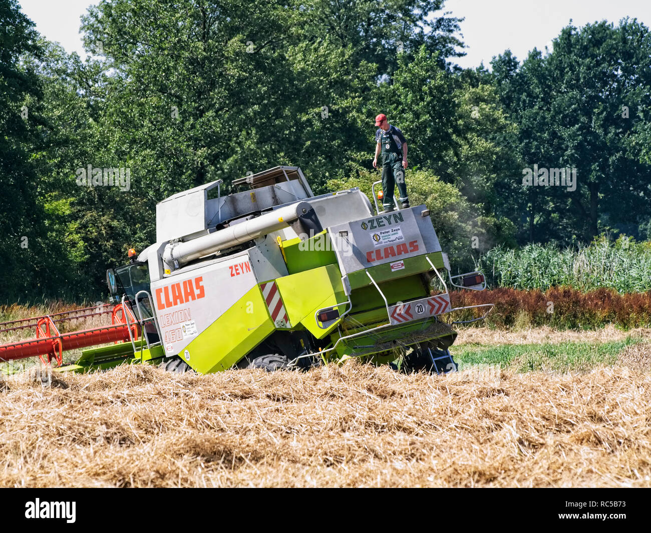 Mähdrescher in einem Feld Struktur in Niedersachsen in der Nähe von Barum, Elbmarsch, Deutschland fest. Stockfoto