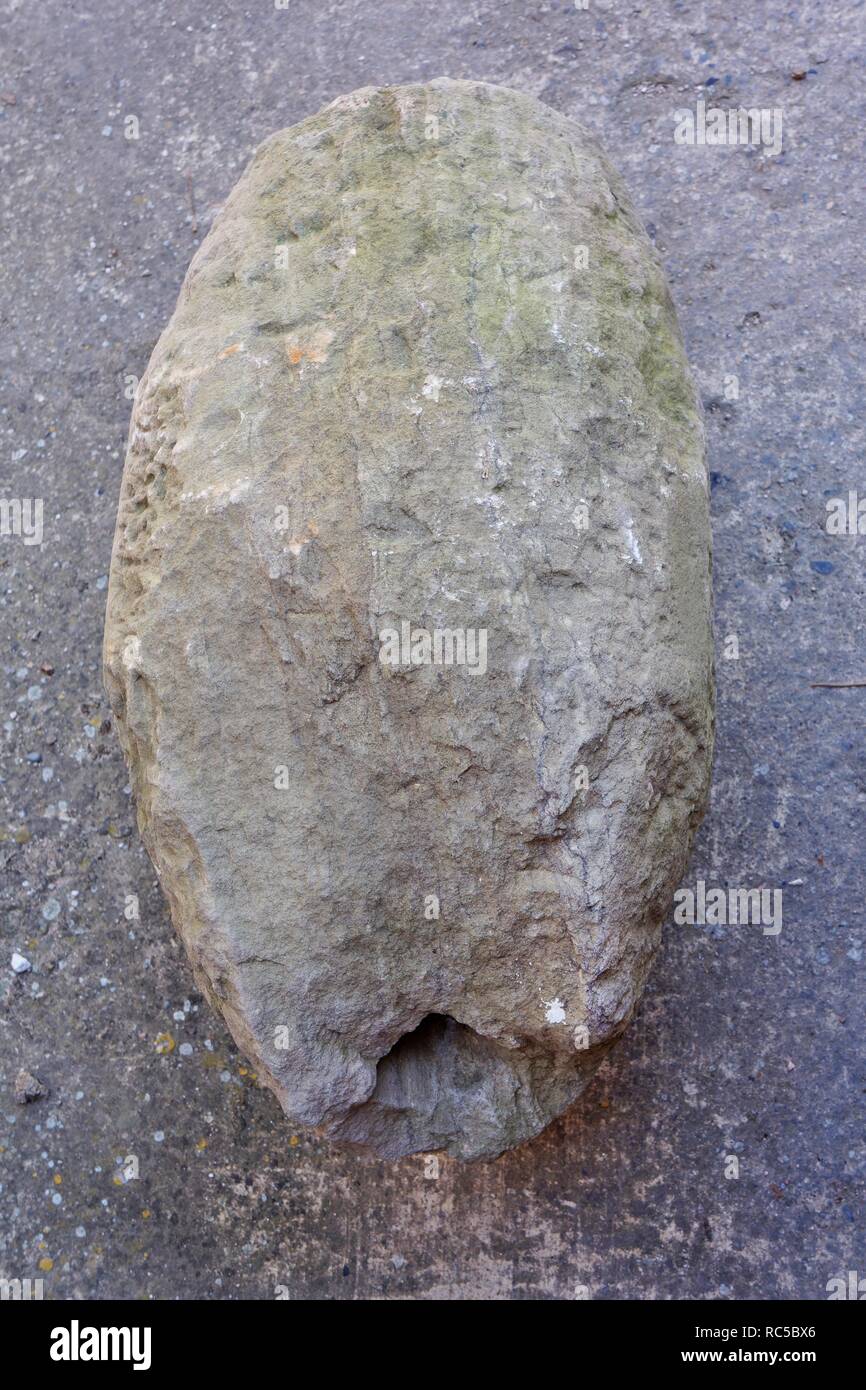 MONASTERIO DE SANTA MARIA DE VERUELA: PESA DE PIEDRA DE UN RELOJ (POSIBLEMENTE EL ANTIGUO RELOJ MECANICO). VERUELA, Zaragoza, ESPAÑA. Stockfoto