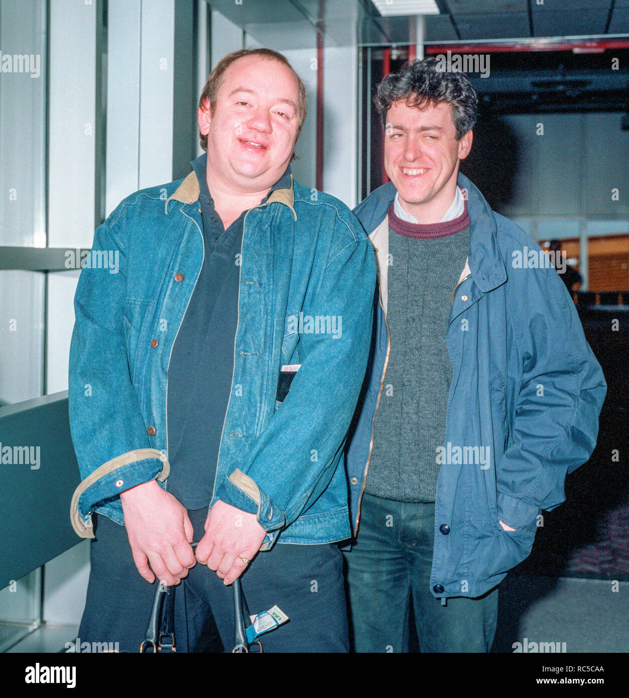 Mel Smith, Griff Rhys Jones Heathrow verlassen im Januar 1989. Stockfoto