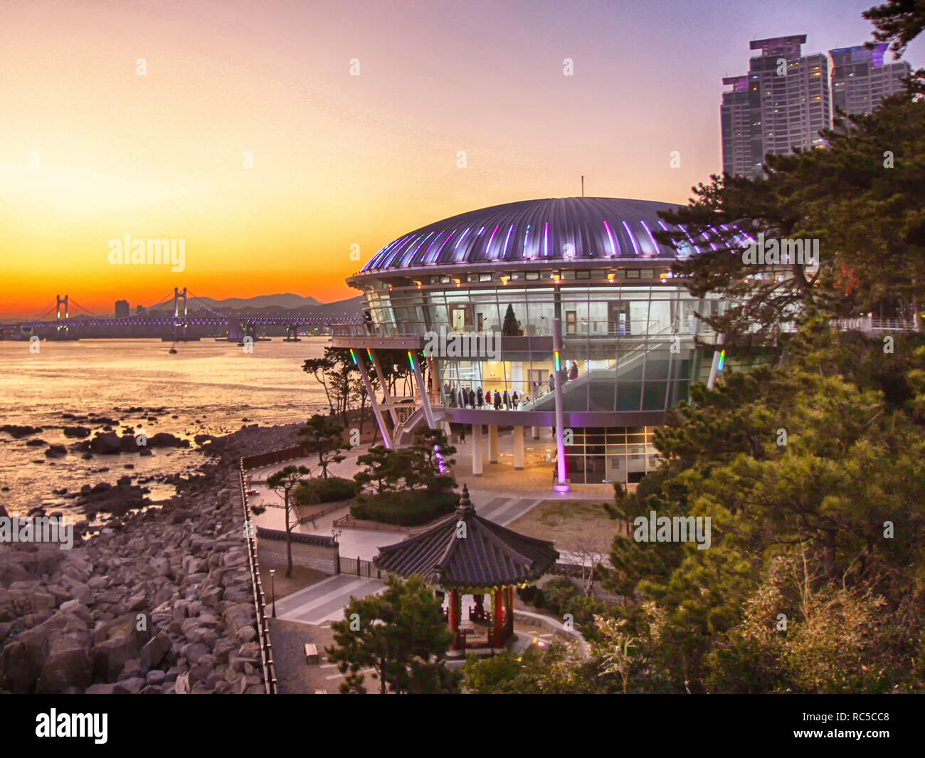 Sonnenuntergang im Winter Haeundae Beach, Busan, Südkorea, Asien Stockfoto