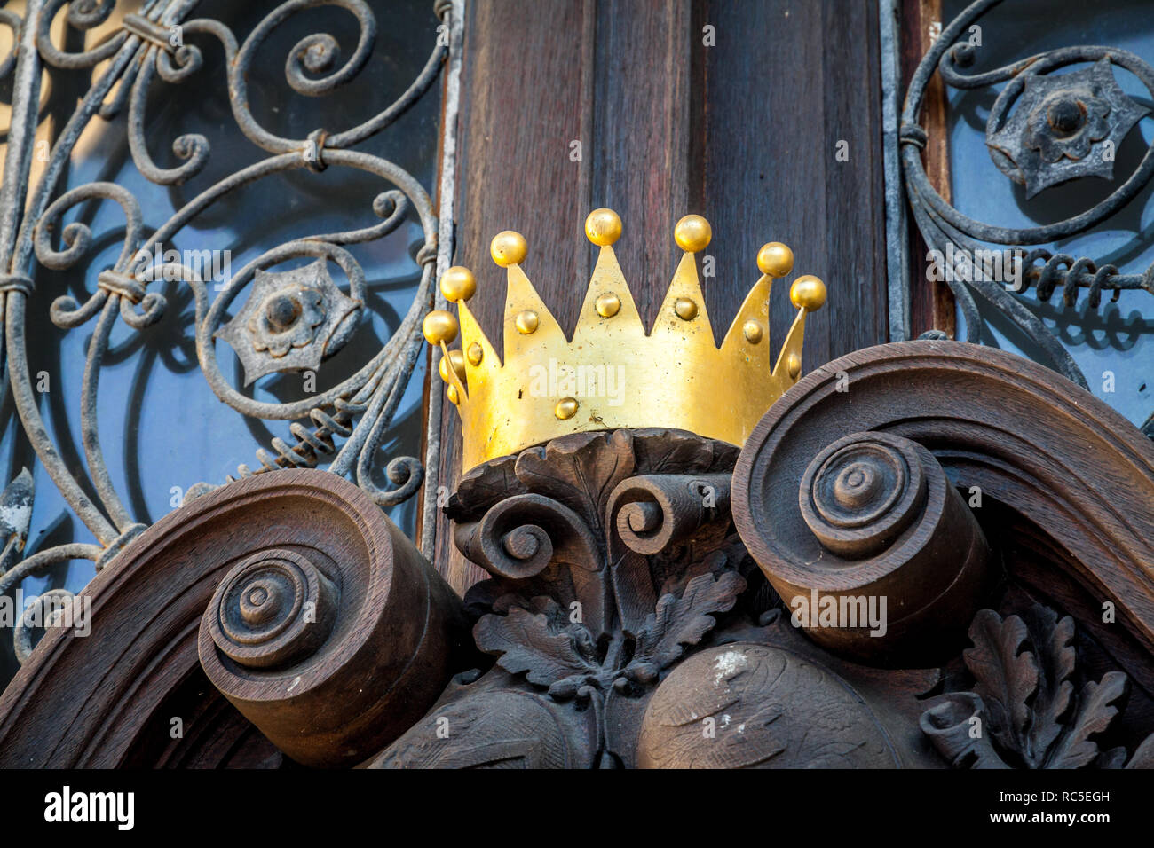 Krone an der Tür Stockfoto