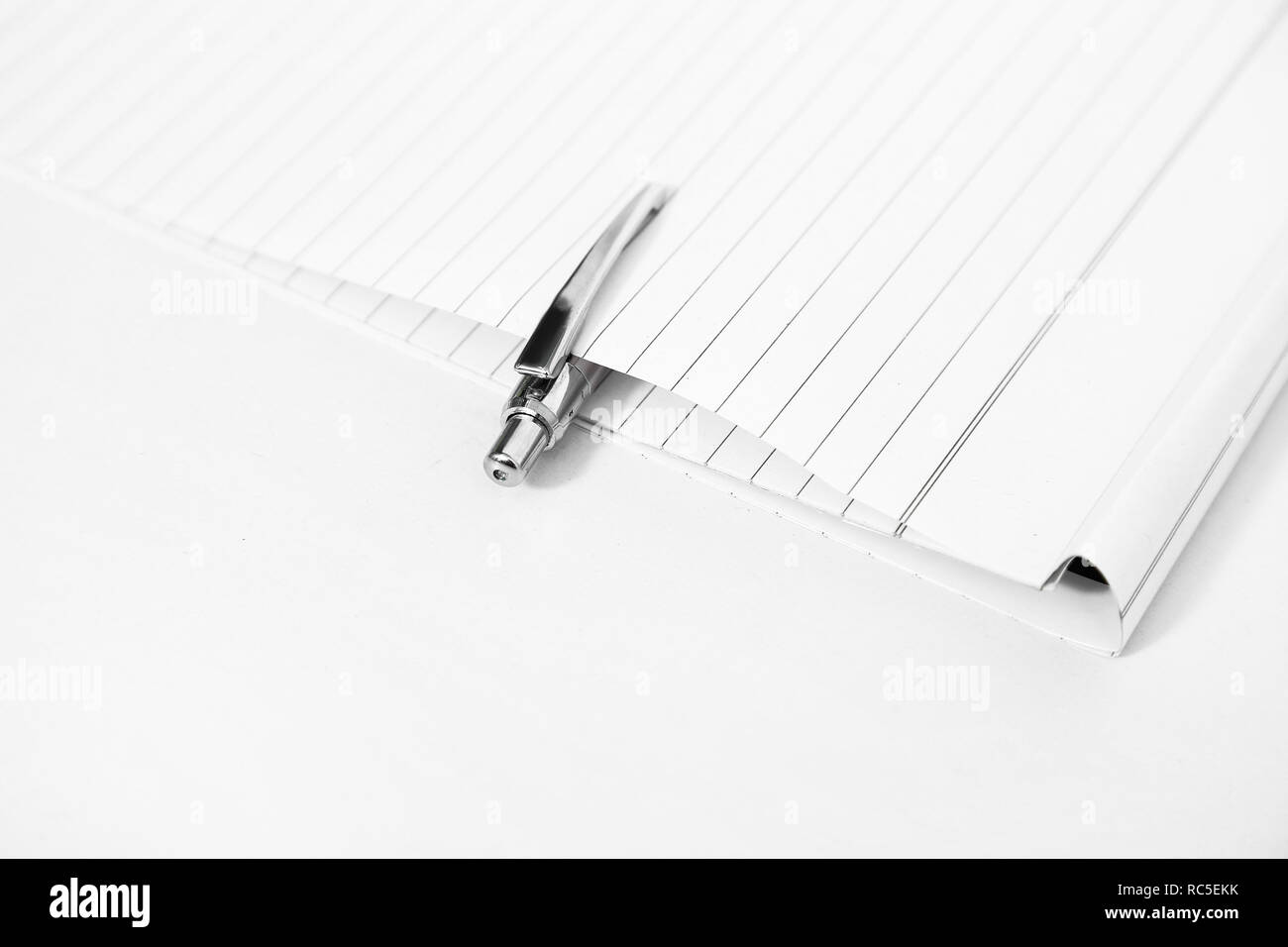 Bild von leeren Notizblock mit Stift. Auf den weißen Hintergrund isoliert. Stockfoto