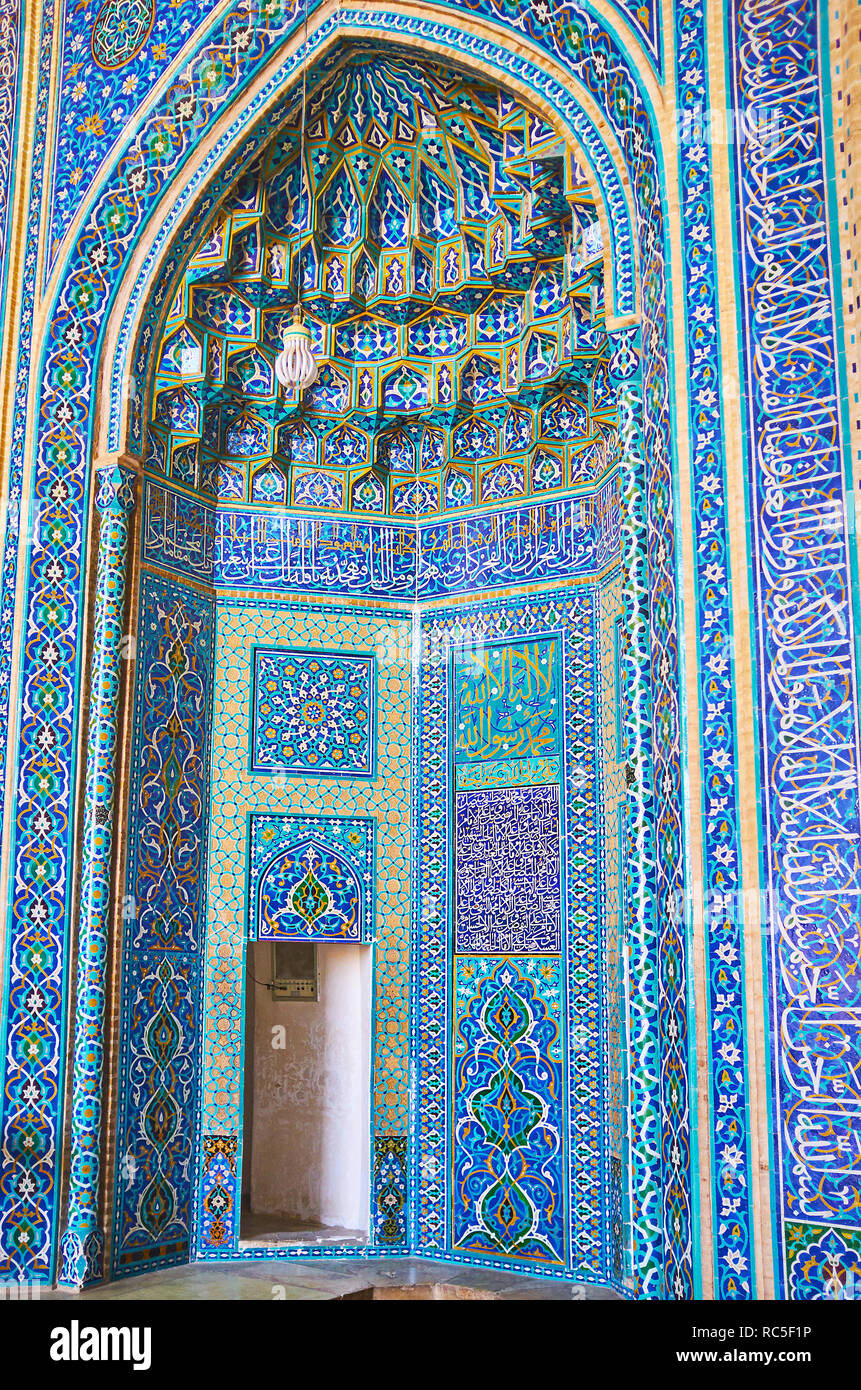 YAZD, IRAN - 18. Oktober 2017: Die bunten Faience tiles erstellen Die einzigartige Islamische Muster auf mihrab der Jameh Moschee, am 18. Oktober in Yazd. Stockfoto