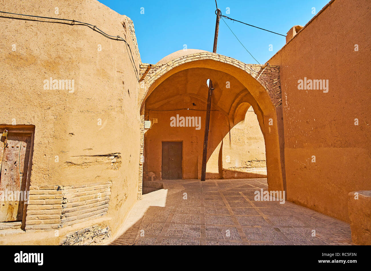 Erkunden Sie historische adobe Stadt Yazd - eine der ältesten in der Welt mit Labyrinth aus schmalen, kurvigen Straßen, hohen Ton Zäune, zahlreiche Passagen (Kuche), I Stockfoto