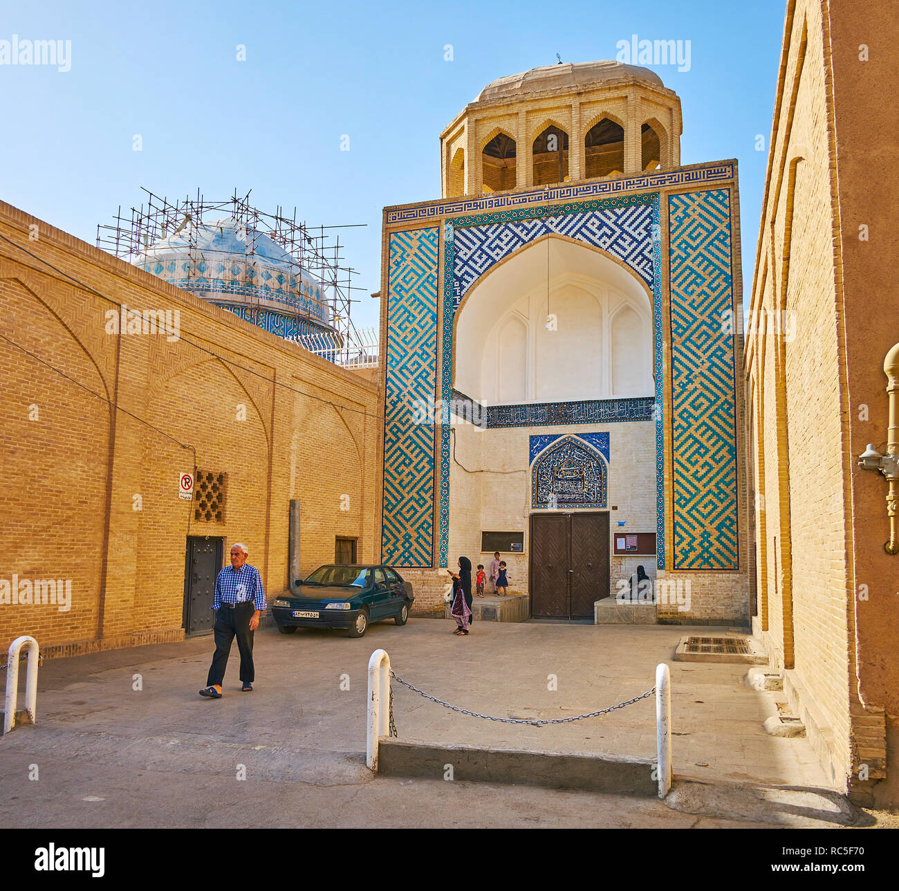 YAZD, IRAN - 18. Oktober 2017: Die Fliesen- Eingang Portal der mittelalterlichen Amir Chakhmaq (Dahouk) Moschee, mit blauen kalligraphische Ornamente und Bri eingerichtet Stockfoto