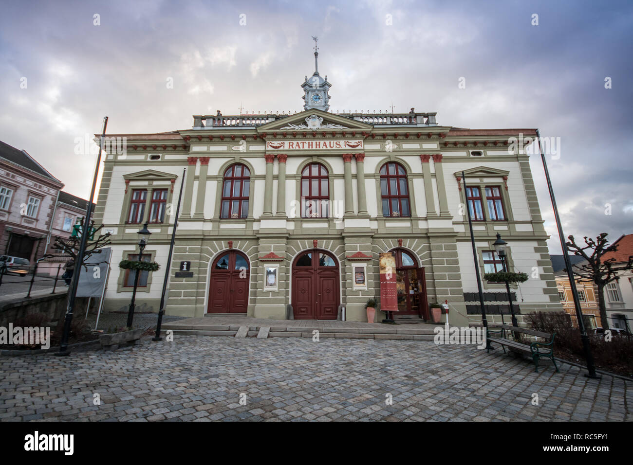 Rathaus der Stadt Weitra an einem trüben Wintertag, Waldviertel, Österreich Stockfoto