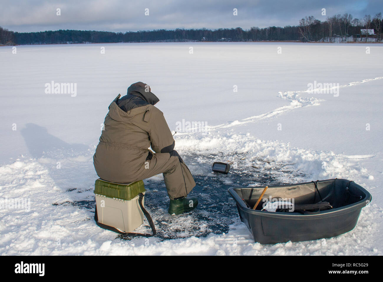 Angeln auf einem zugefrorenen See im Winter, Bohrung und Ausrüstung, Sonar Stockfoto