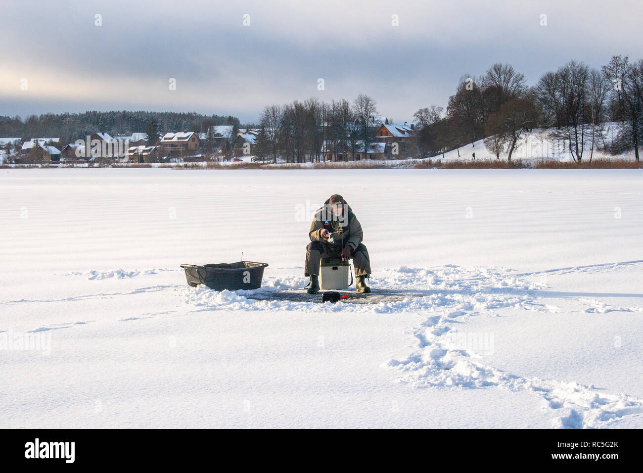 Angeln auf einem zugefrorenen See im Winter, Bohrung und Ausrüstung, Sonar Stockfoto