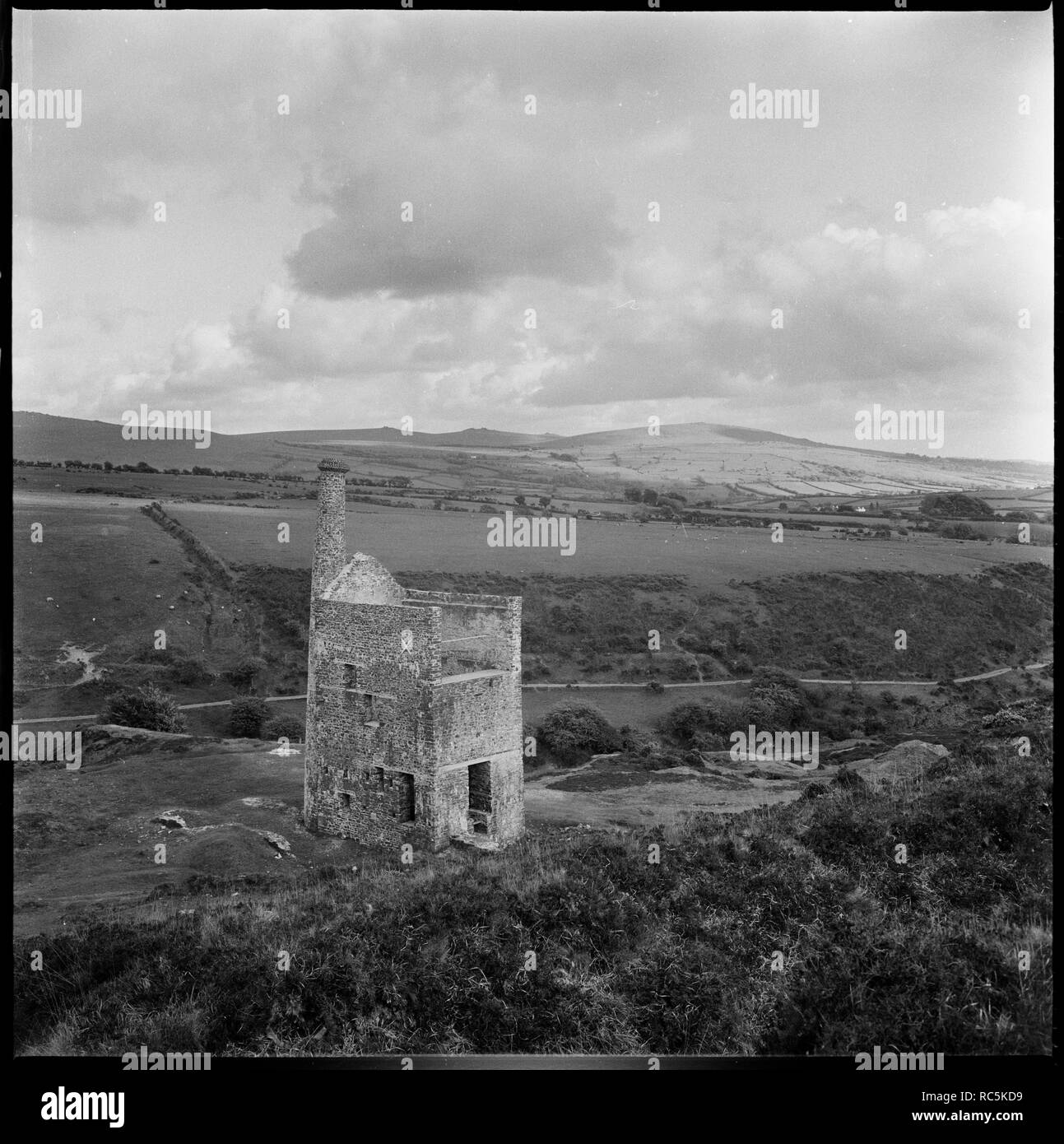 Verlassene mine Motor Haus in einer ländlichen Landschaft, Cornwall, 1967-1970. Schöpfer: Eileen Deste. Stockfoto