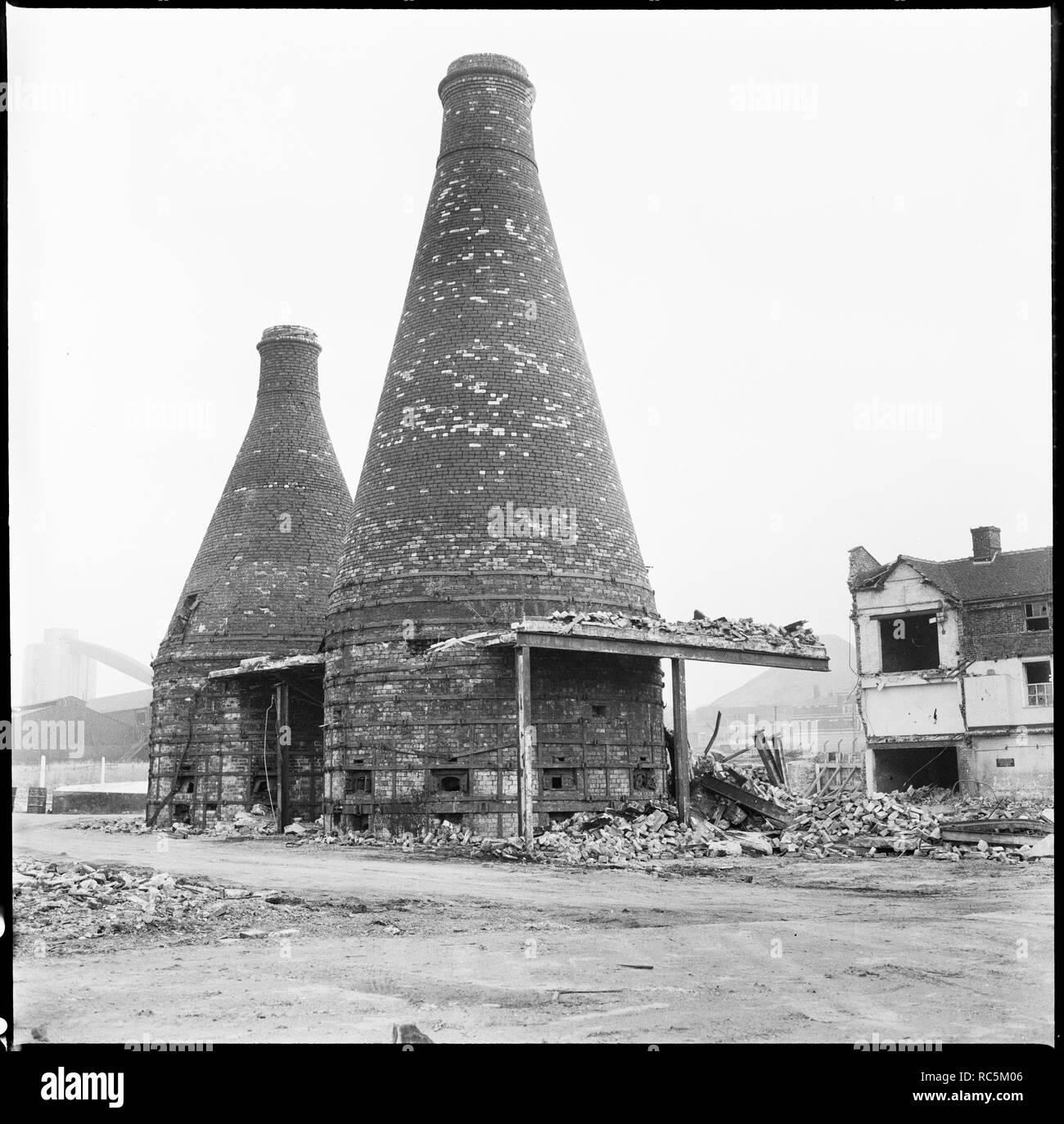 Flasche Brennöfen, Etruria Keramik arbeitet, Stoke-on-Trent, Staffordshire, 1965-1968. Schöpfer: Eileen Deste. Stockfoto
