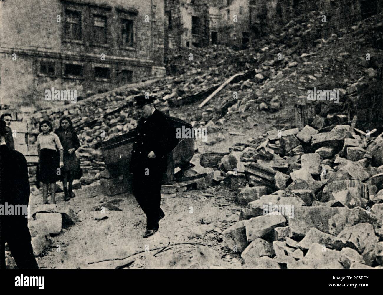 "Churchill Visits zerschlagene Malta", 1943, (1945). Schöpfer: Unbekannt. Stockfoto