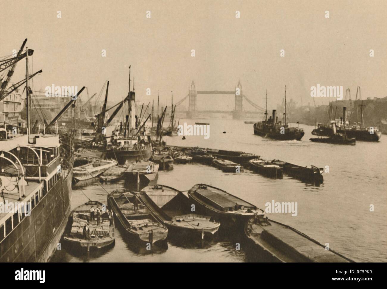 Des installationsstandorts im Pool von London: ein Vista von London Bridge Tower Bridge', c 1935. Schöpfer: Donald McLeish. Stockfoto