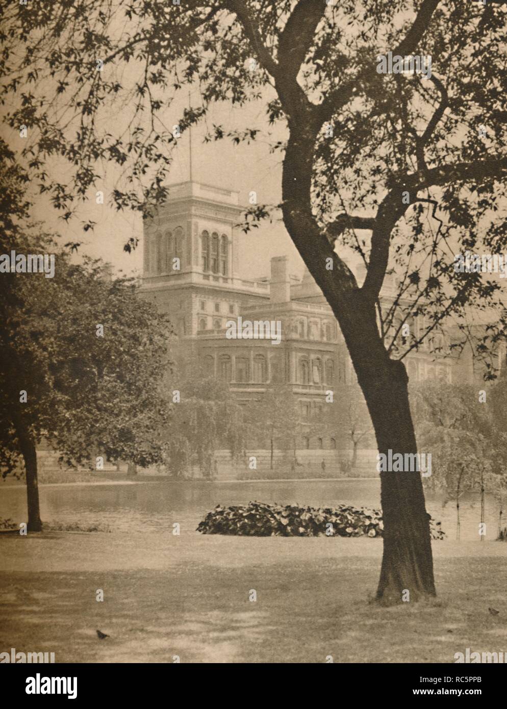 T'S. James's Park und den See in Richtung des Auswärtigen Amtes', c 1935. Schöpfer: Donald McLeish. Stockfoto