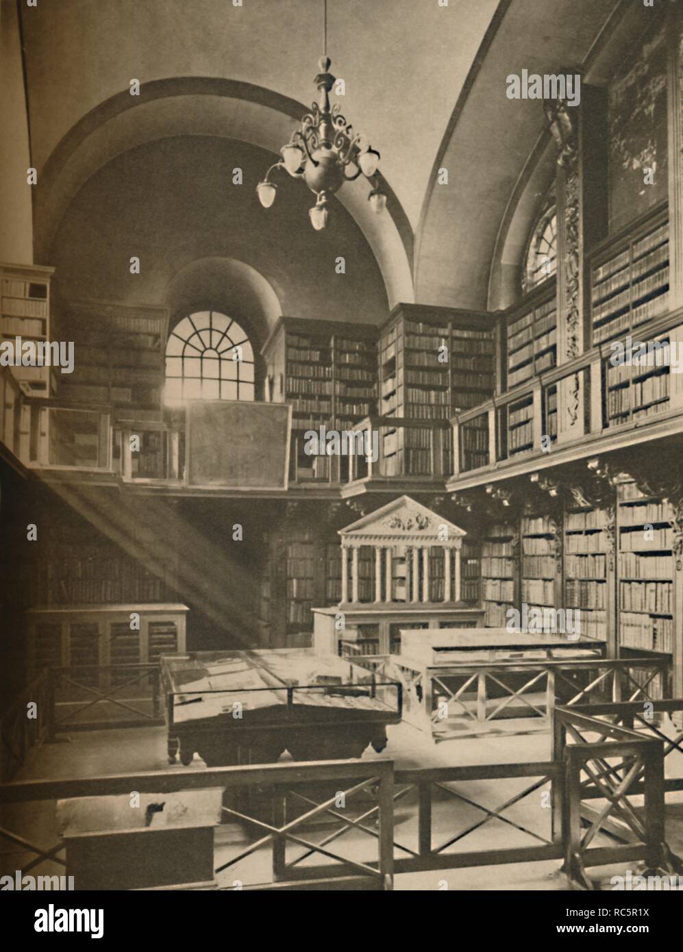 Die "Bibliothek von St. Paul's Cathedral bis in das westliche Querhaus', c 1935. Schöpfer: Unbekannt. Stockfoto