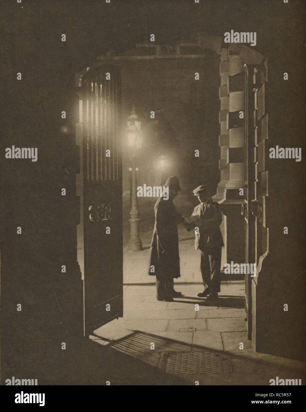 "Ein Vorfall in der 'Hof' in den kleinen Stunden', c 1935. Schöpfer: Unbekannt. Stockfoto