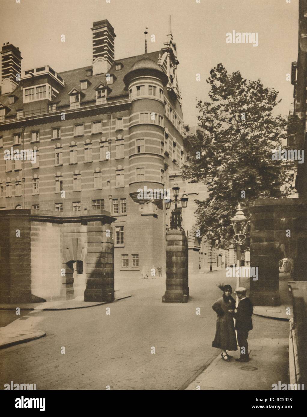 Der Eingang zu Scotland Yard aus Derby Street', c 1935. Schöpfer: Joel. Stockfoto