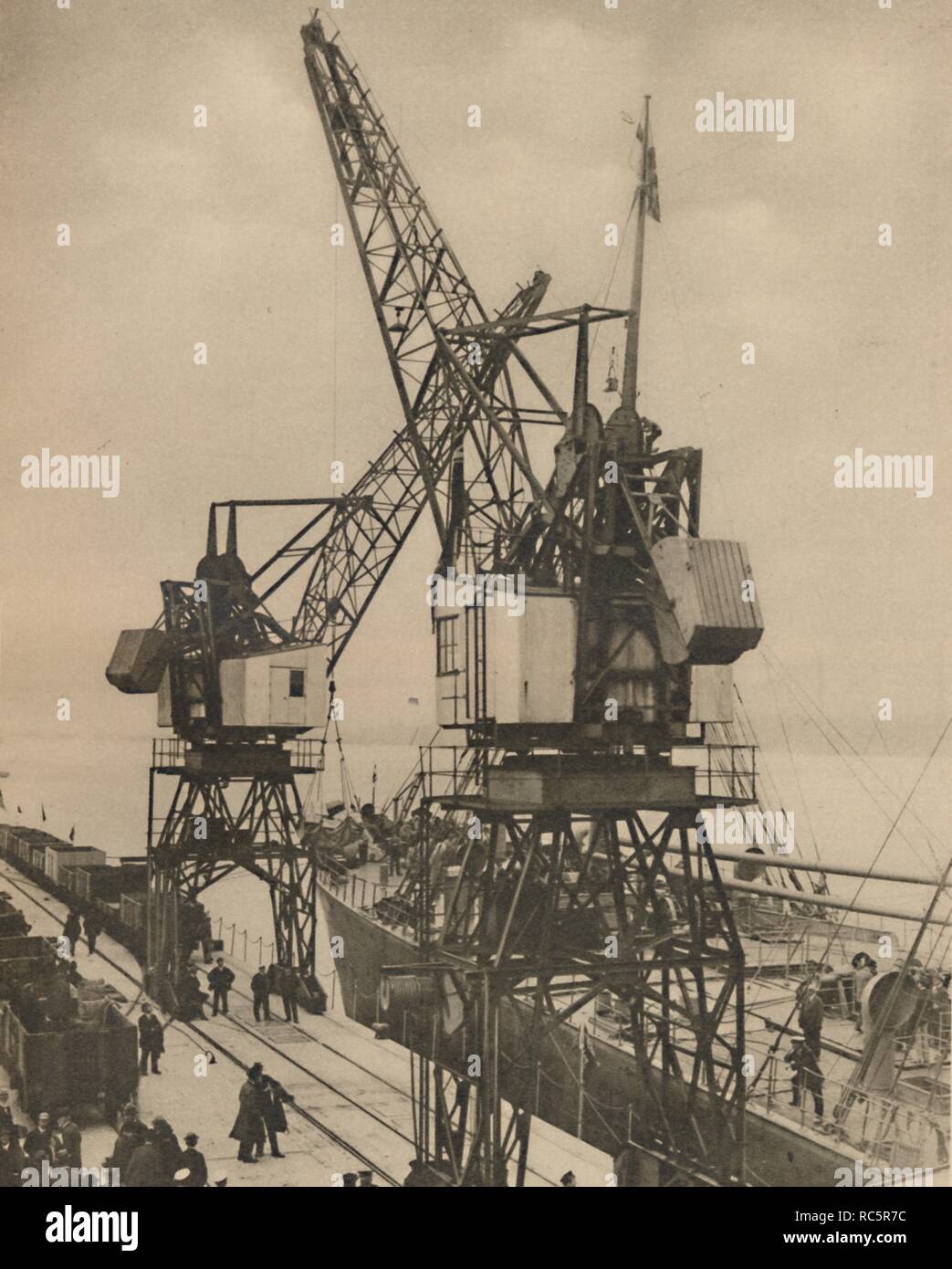 "Große Mobilkrane in Tilbury Swing von der Ladung eines Schiffes halten', c 1935. Schöpfer: Unbekannt. Stockfoto