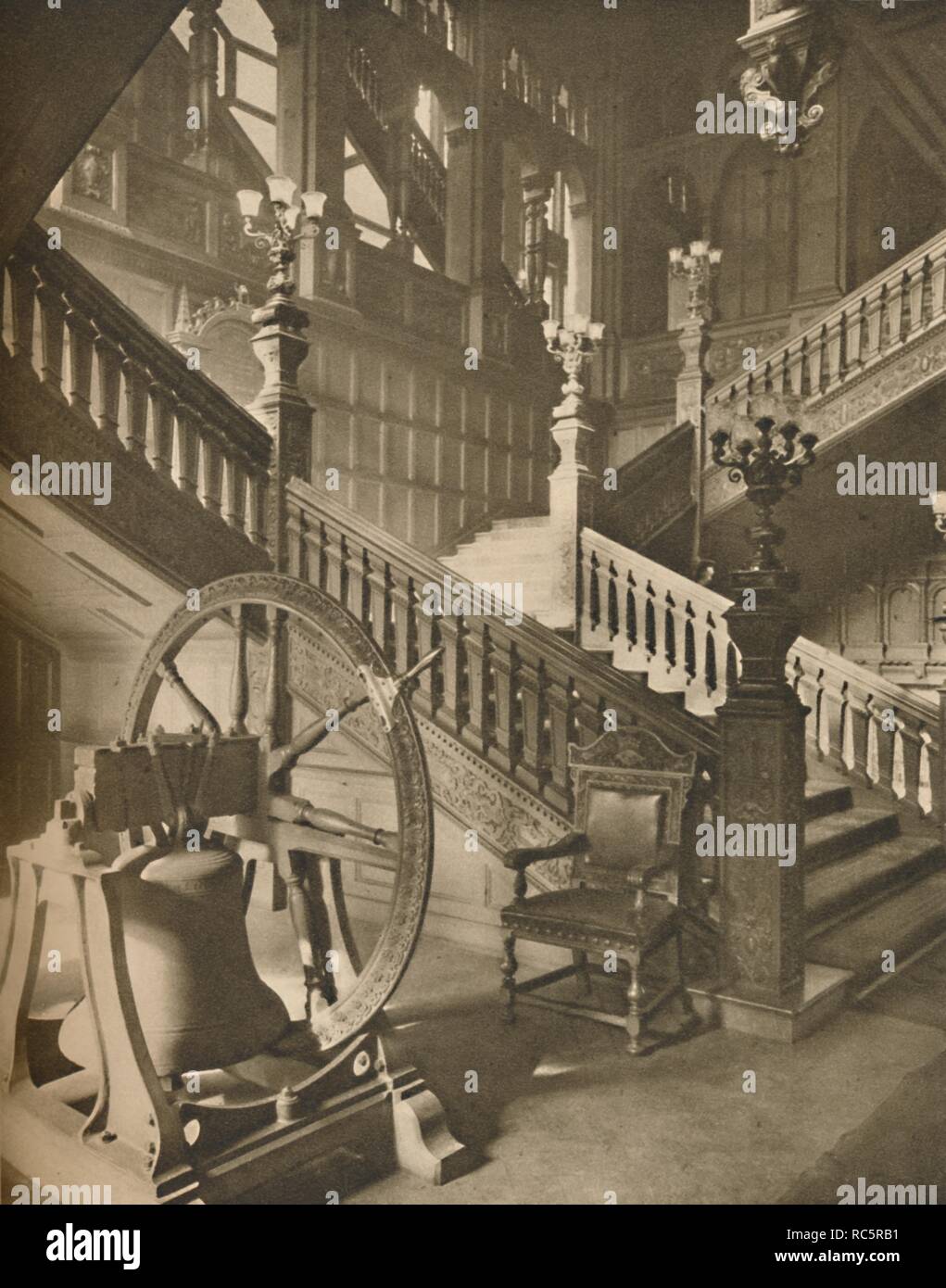 "Tollem Treppe der Lebensmitteleinzelhändler" Halle und der Flämischen Glocke namens Martin', c 1935. Schöpfer: Taylor. Stockfoto